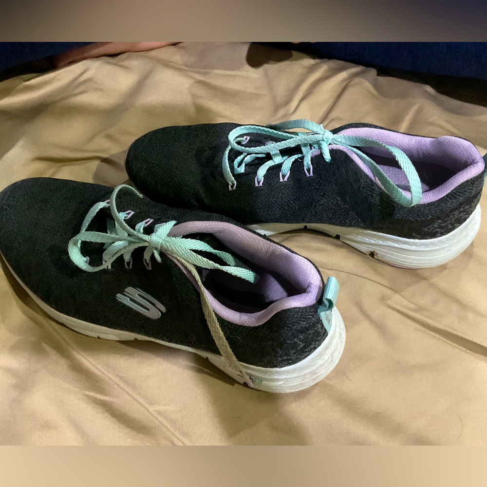 SKECHERS athletic shoes. Women’s size 7.5. VERY LITTLE WEAR!